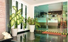 14 เพลซ สุขุมวิท สวีท (SHA Extra Plus)